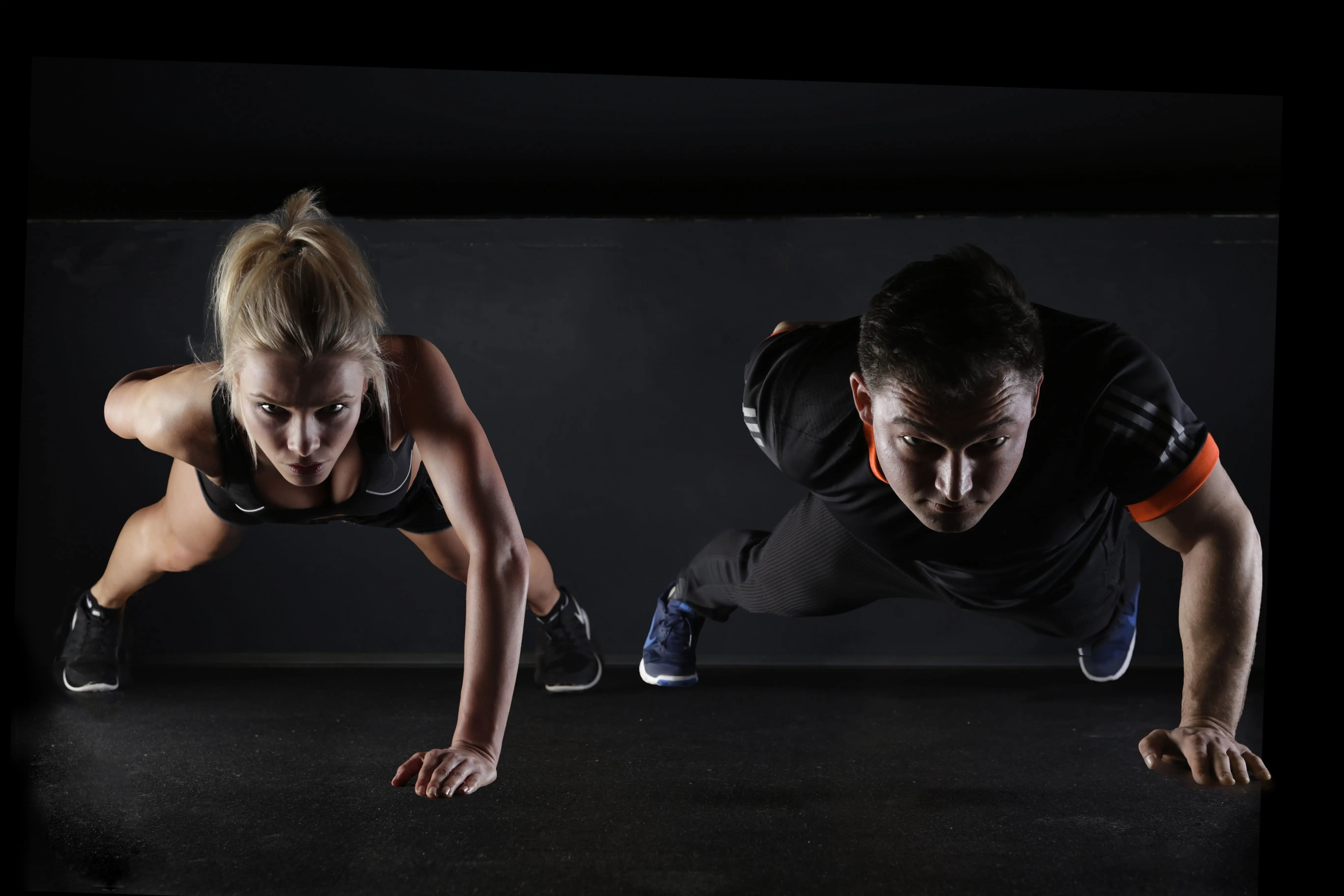 Deux sportifs concentrés en position de pompes, suivis en ostéopathie du sport à Nice